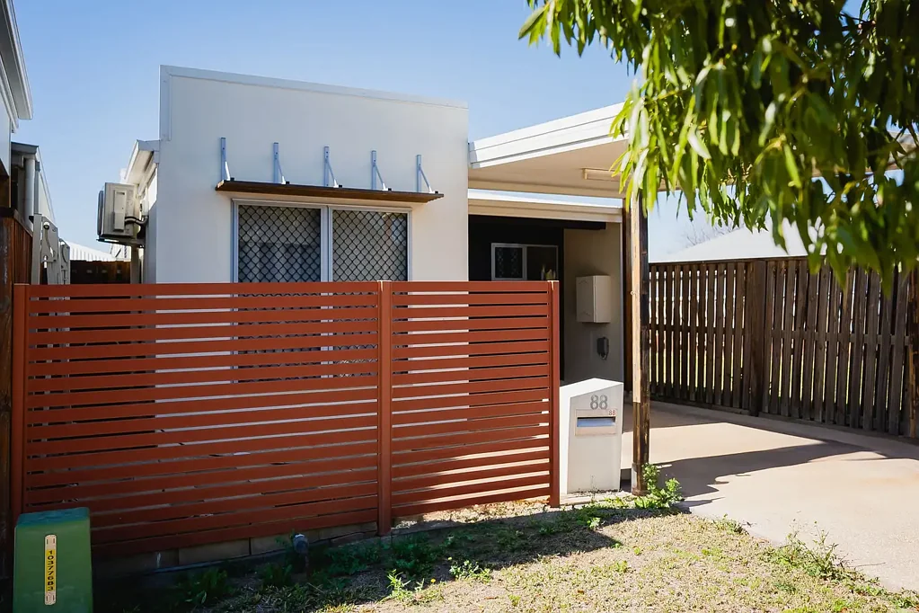 Roma 2房  Two Bedroom Home in the Heart of Clearview Rise