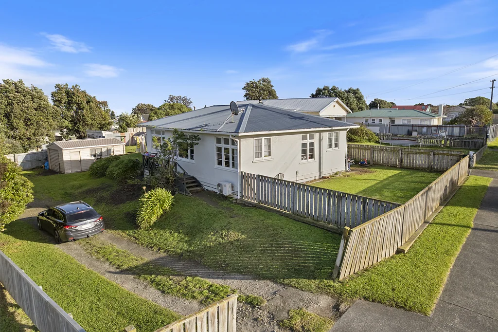 Castlecliff 3 Bedroom Retro gem alert! Snag this 1950s stucco stunner!