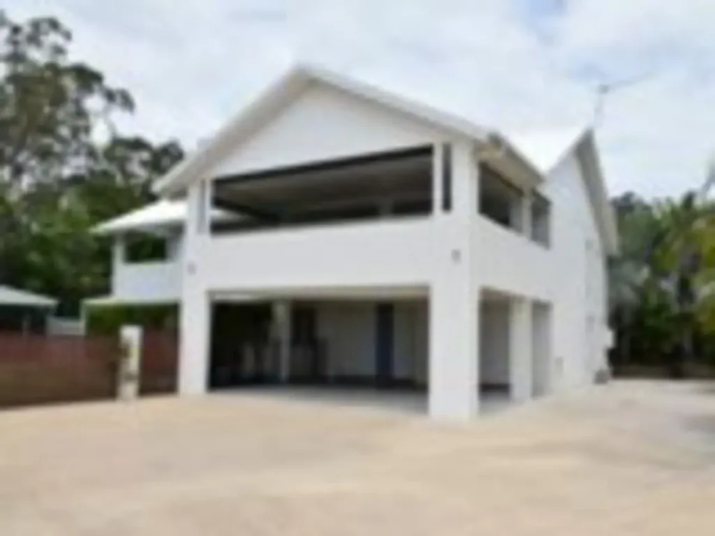 IMPRESSIVE HOME OVERLOOKING THE RIVER