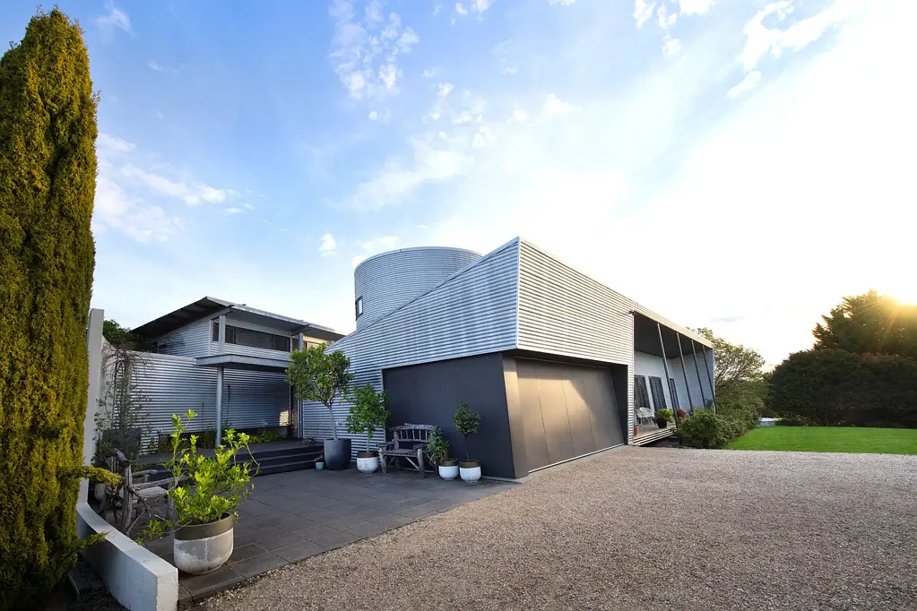 Elphinstone 4침실 Bold architecture above the treetops, blending modern pavilion living with the Macedon Ranges skyline.