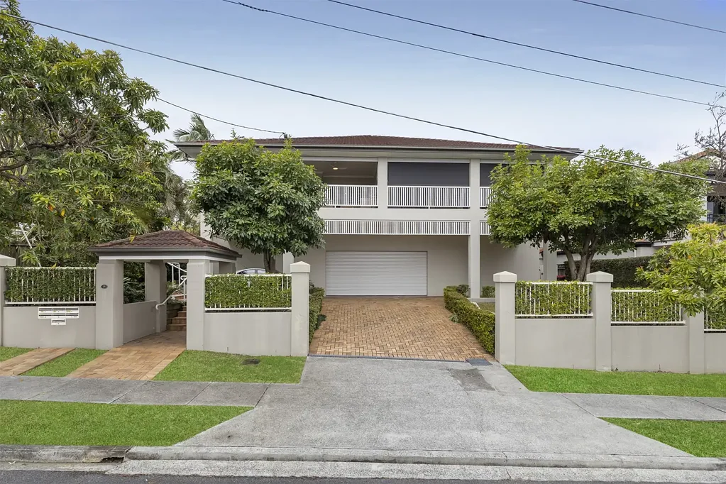 Clayfield 2બેડરૂમ Supersized Balcony with Sweeping Views