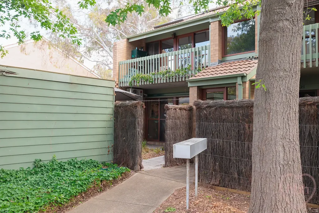 Lyneham 2 Slaapkamer Brilliant location – walk to the light rail and the Dickson precinct!