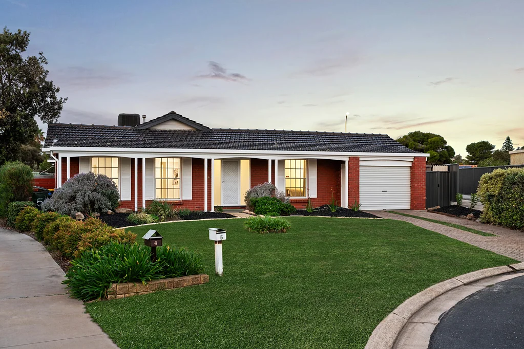 West Lakes Shore 3房  Beautifully Updated Family Home in Sought-After West Lakes Shore