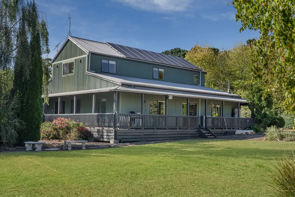 Trentham East 4침실 Fantastic location in Trentham East  sits a Spacious Country Style Barn Retreat with Expansive Grounds. Exceptional  value at this price.