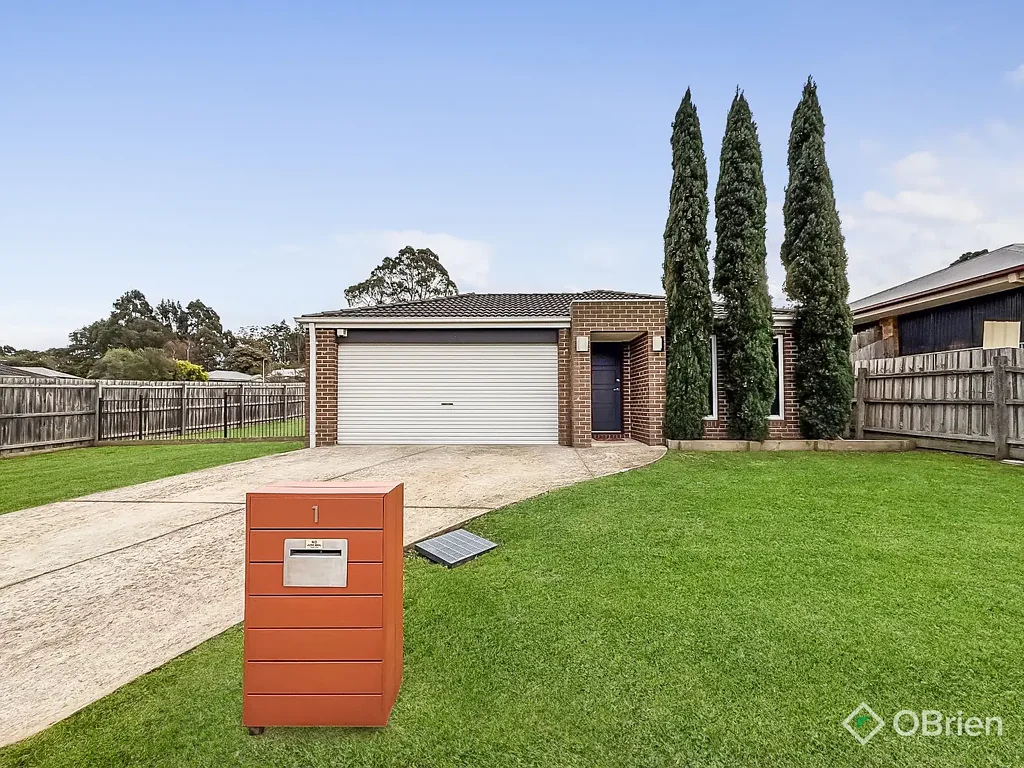 MODERN THREE BEDROOM FAMILY HOME WITH SPACIOUS BACKYARD