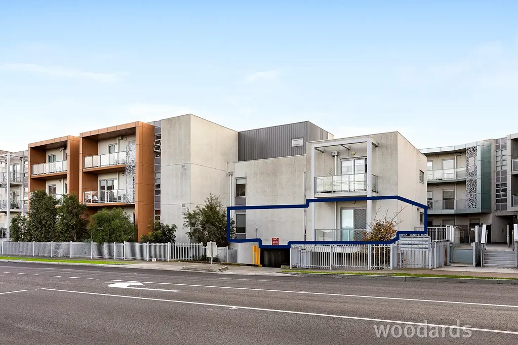 Oversized Ground-Floor Apartment with Balcony & Private Courtyard