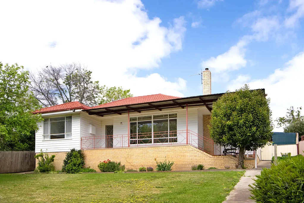Castlemaine 3ਬੈੱਡਰੂਮ Elevated 1950s Elegance with Exceptional Garaging