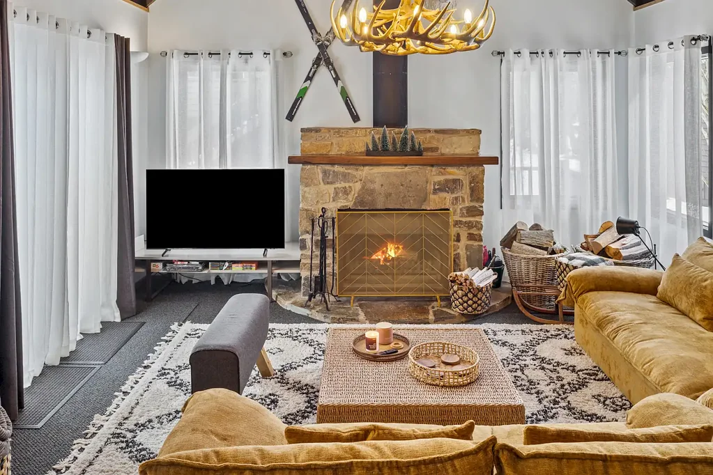 Dinner Plain 3 Bedroom Elegant Renovated 3-Bedroom Alpine Chalet in the Heart of Dinner Plain