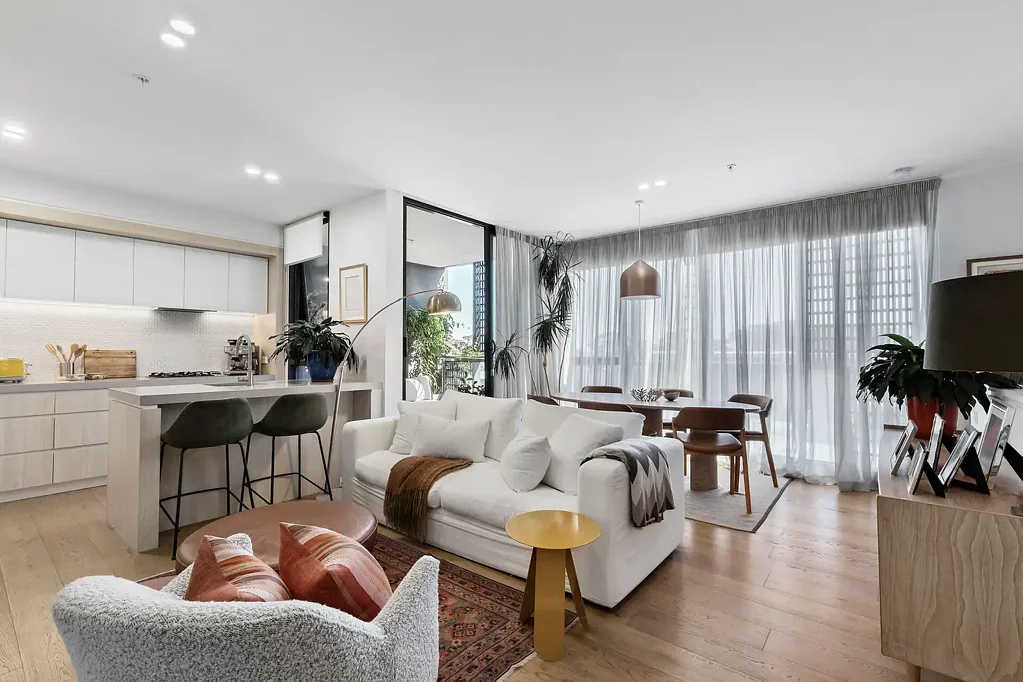 St Kilda 2房 两卧两卫公寓 安全车位 现代厨房 开放式起居 宽敞露台 主卧带卫 地下停车场 地段优越 Modern Living Over Two Light-Filled Levels in Prime St Kilda Locale