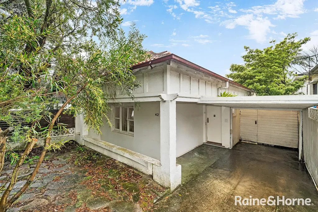 Rose Bay 2ਬੈੱਡਰੂਮ Nestled in the heart of Rose Bay, this two-bedroom semi presents a rare opportunity to secure your place in one of Sydney's most premier suburbs.