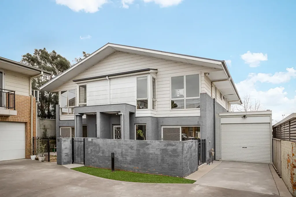 Claremont Meadows 3房 宽敞联排别墅 开放式生活区 现代时尚厨房 三卧带主套房 双车位车库 易于维护后院 低物业费 便利设施云集 Spacious, Stylish & Perfectly Positioned