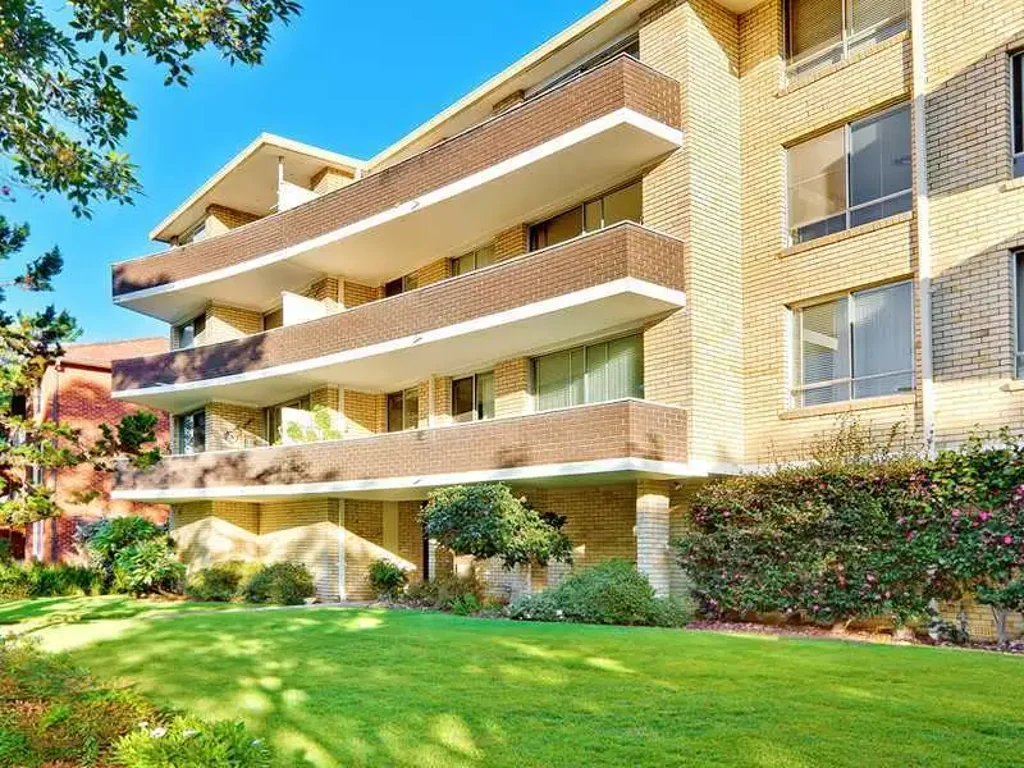 Supersized 3 Bed apartment with garage