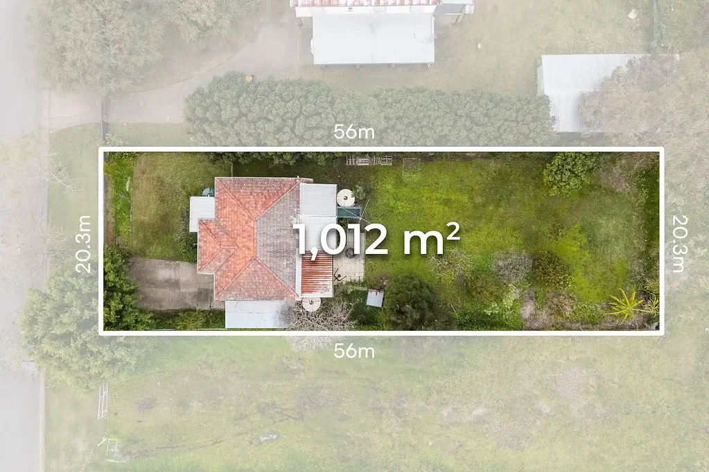 Tingalpa 3房 广阔1012平米地块 20米临街面 侧向通道便利 靠近Kianawah Park 部分翻新木地板高天花板 宽敞主起居区 设备齐全厨房 三卧一书房 更新主浴 巨大平坦后院 学区房潜力 Invest, Renovate, or Develop 1,012 m² Near Kianawah Park