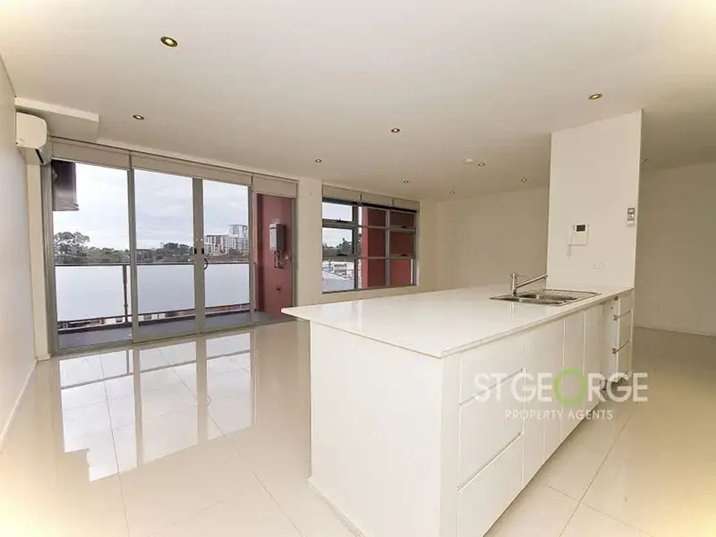 BRIGHT AND SPACIOUS MODERN APARTMENT WITHIN MINUTES FROM THE STATION