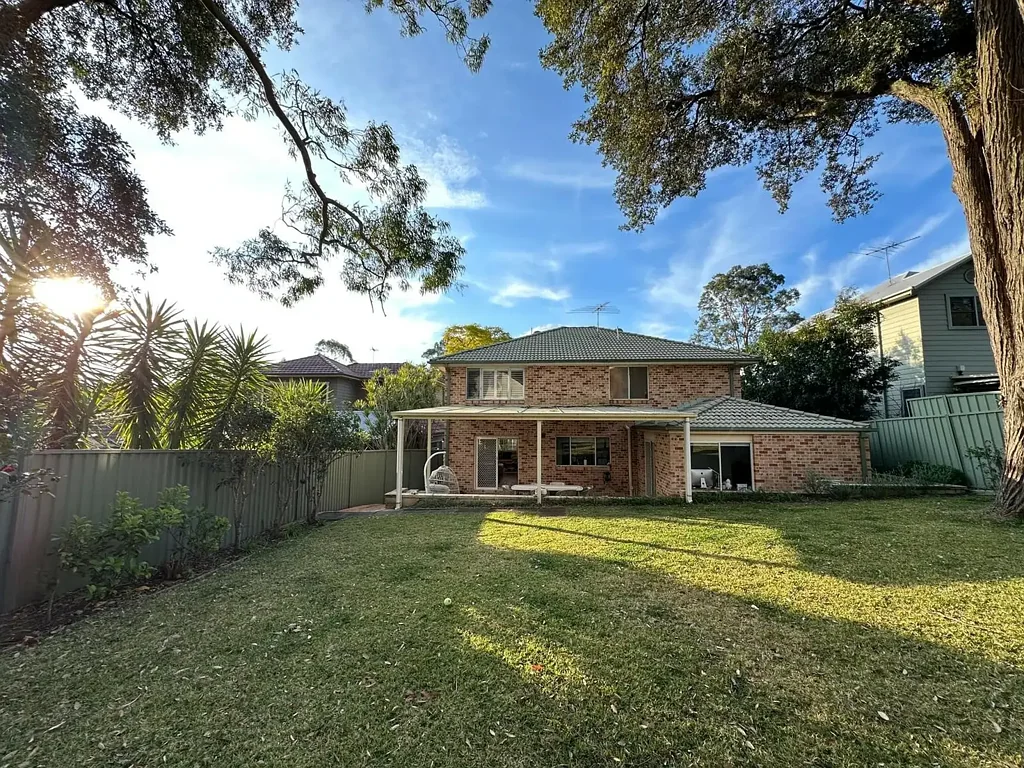 West Pymble 5房 精心维护花园 695.6㎡私地 翻新厨卫 四卧带套 主卧步入衣帽 Y Ku-ring-gai步行可达 公校招生范围 Peaceful Family Living With Modern Updates