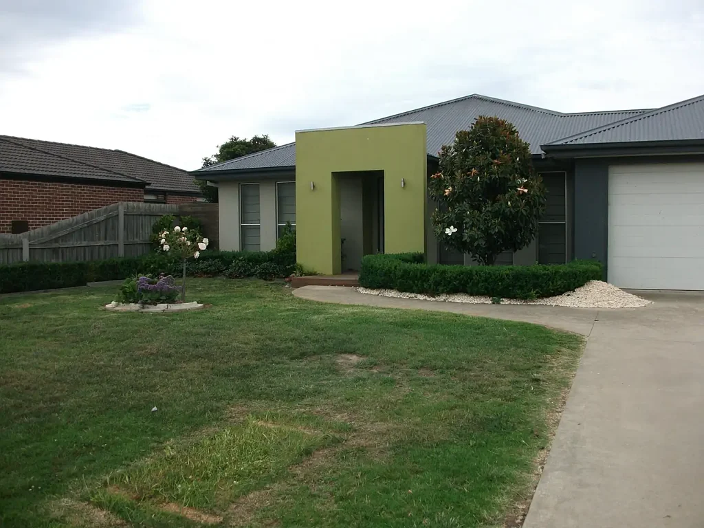 STYLISH FAMILY LIVING IN A PEACEFUL COURT SETTING