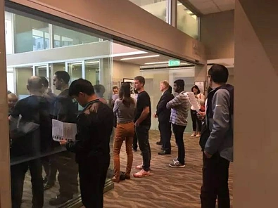 拍卖现场直击 | 一房公寓遭激烈争抢,好区大地房意外遇冷,清盘率仅约30%！