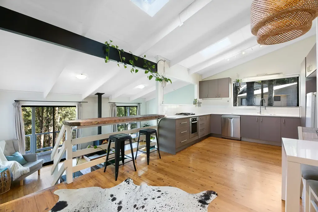 Lower Beechmont 4Kwarto Character Filled Dual-Living Home... Space, Warmth and an Elevated Outlook!