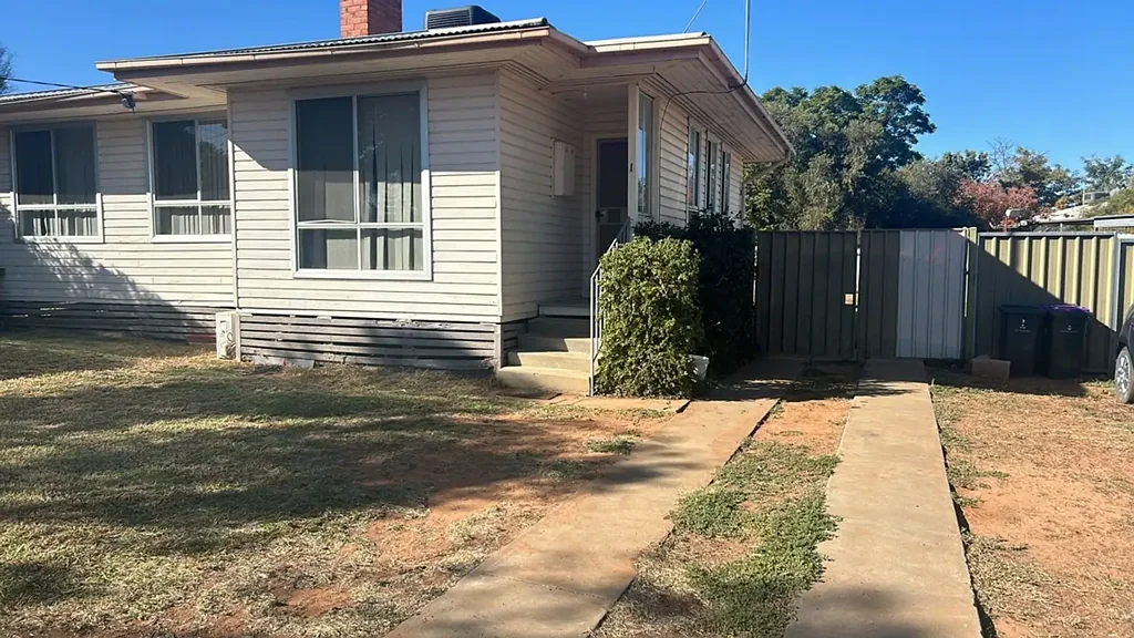 Neat Three Bedroom Home In Red Cliffs West Side