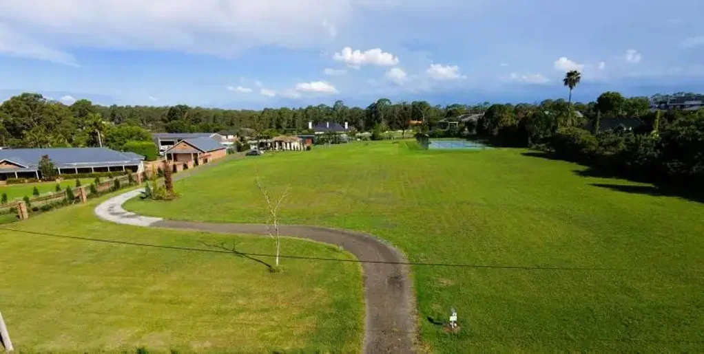 Denham Court 3 Slaapkamer A Grand 1-Hectare Estate: The Pinnacle of Semi-Rural Luxury