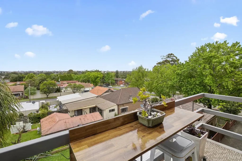 DEPOSIT TAKEN @ $625 pw - 2 Bedroom Top Floor Apartment With Uninterrupted South West Views!