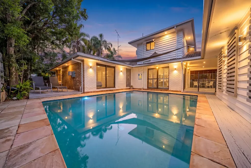 Ashmore 5房  Expansive Split-Level Sanctuary - Multiple Living Zones - Elevated Cul-De-Sac Position