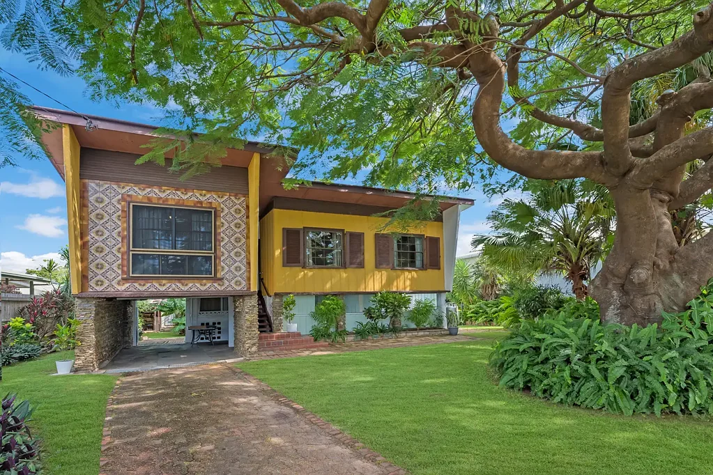 Mundingburra 3침실 Mid-Century retro Charm by the River - A Rare Mundingburra Gem