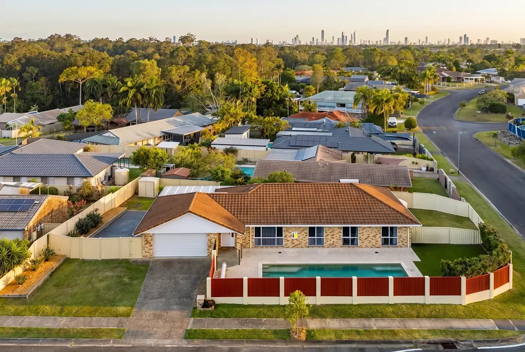Carrara 4房  Space, Comfort, Pool & Endless Potential on an 870m2 Corner Block!