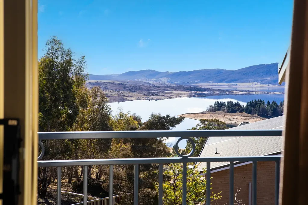 Jindabyne 4ห้องนอน Elevate Your Lifestyle: Stunning Lake and Mountain Views