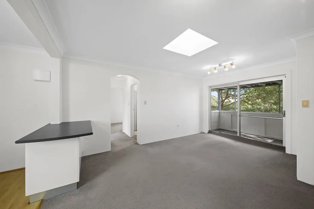 Spacious, bright and breezy top floor 2 bedroom, apartment.