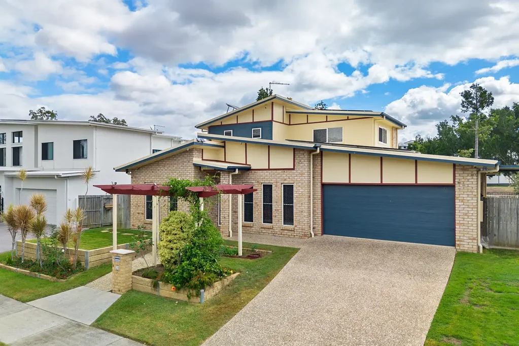 Springfield Lakes 4房 保护区后靠 私密泳池 四卧套房 多区生活 双车库近校 Family Living with Space, Privacy and Poolside Appeal