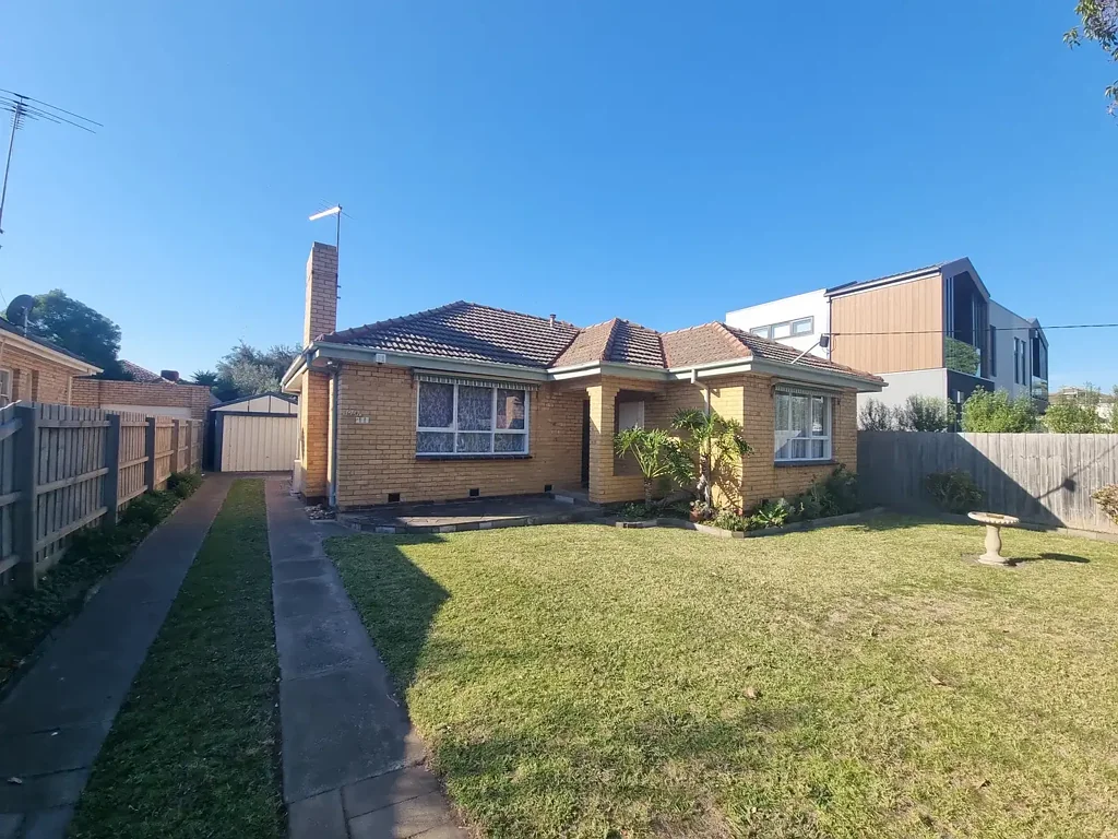 This charming and bright home offers comfort and convenience!