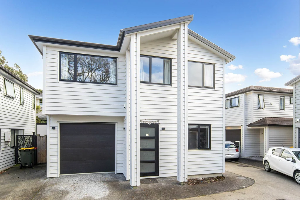 New Lynn 3房  Modern & Stylish Home! By Titirangi Golf Club
