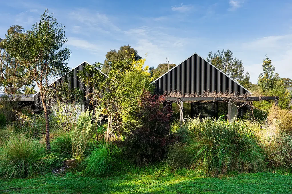 Castlemaine 3房  A Home For All Seasons 

Contemporary Architectural Style, Passive Solar Comfort and Established Gardens, Moments from Town