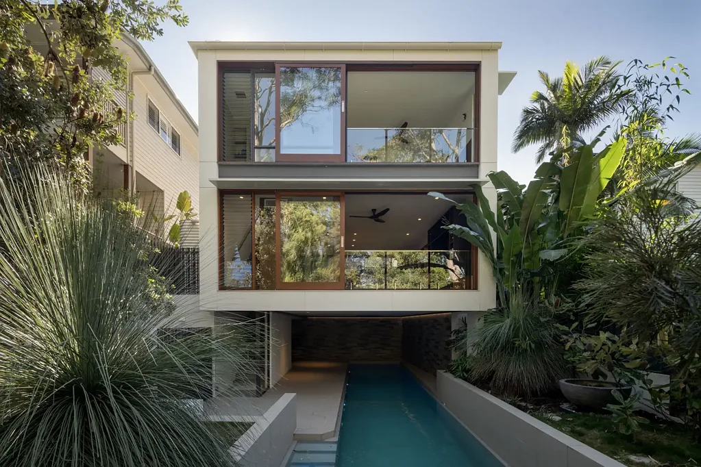 Bardon 4ਬੈੱਡਰੂਮ Architectural Sanctuary Boasting Serenity and a Bushland Backdrop