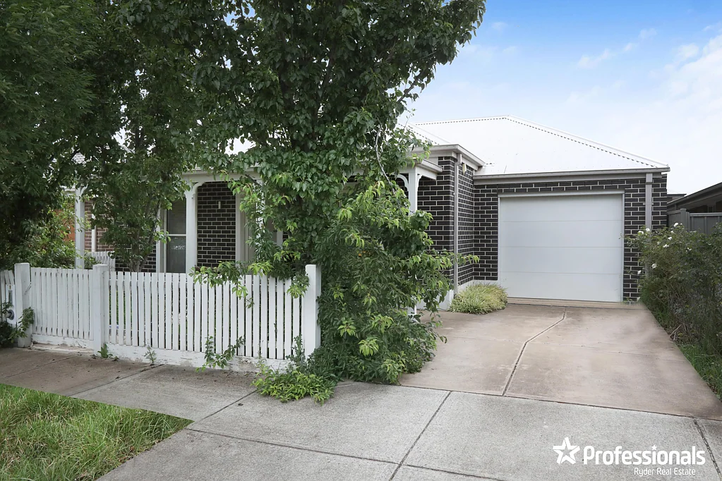 9 Flora Grove, Kurunjang, VIC 3337