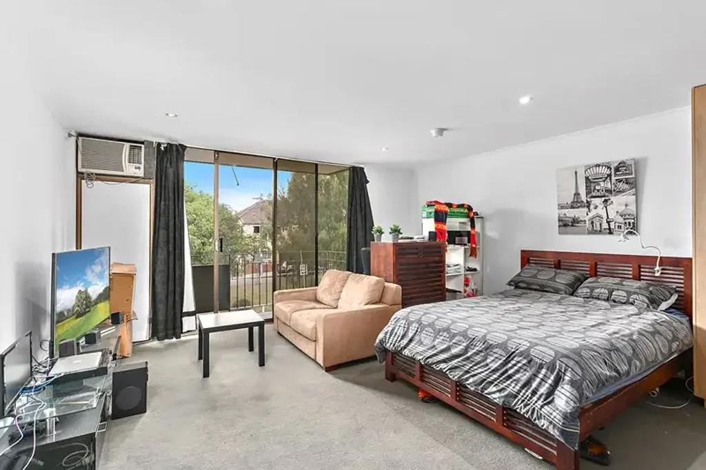 Oversized studio with parking!