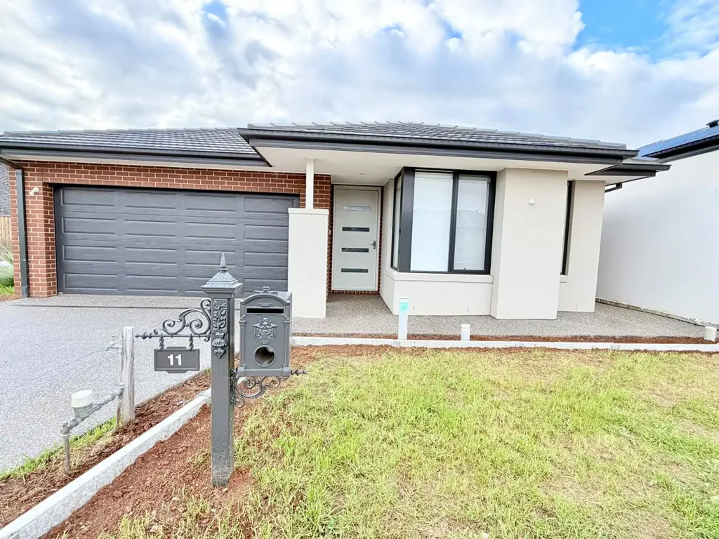 🏡 Easy Access to Freeway & Train Station – Modern Family Living!