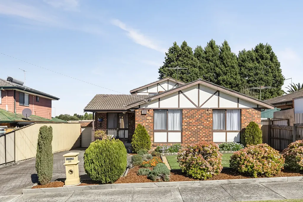Dandenong North 4कमरा Treasured Family Home in Ever-Popular Locale