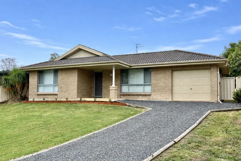 Denman 3Zimmer Immaculate Three-Bedroom Brick Veneer Home with Exceptional Privacy and Modern Features
