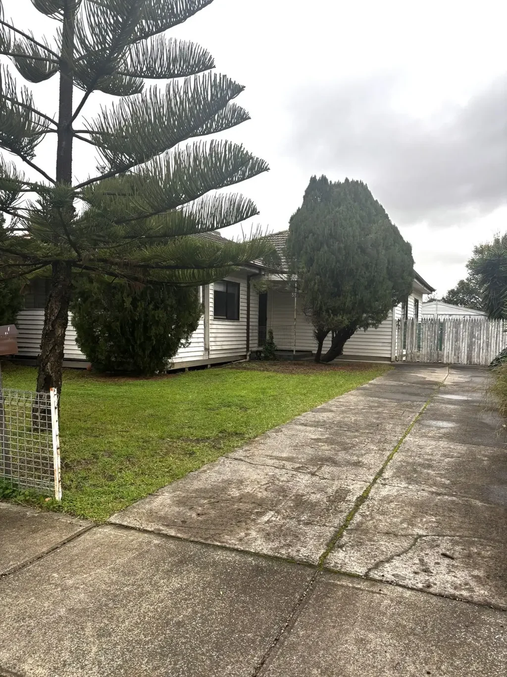 Freshly Refurbished, Spacious and Bright, Close to Public Transport, Shopping Amenities & Freeway Access