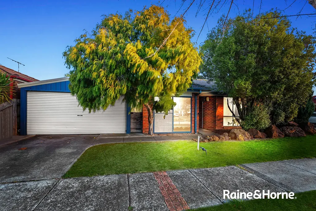 Cranbourne West 3 Bedroom Charming Fixer-Upper in Prime Cranbourne West Location