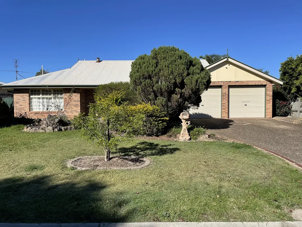 Peaceful Family Living in a Convenient Crows Nest Location