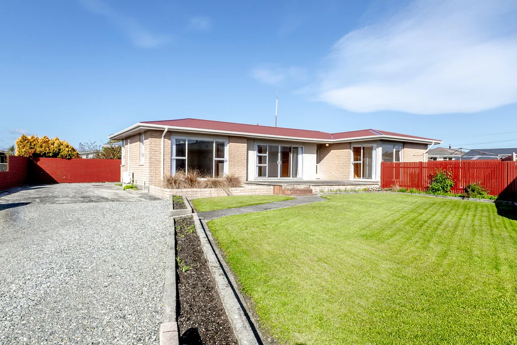 Hokitika 3 Slaapkamer Solid 1970's family home
