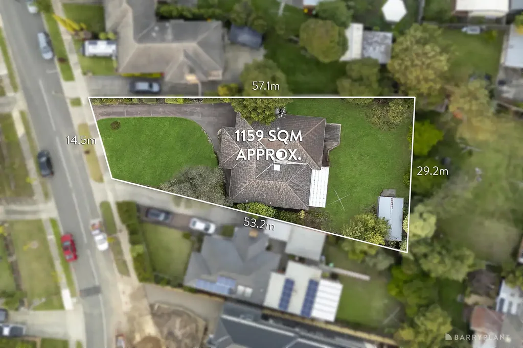 Bulleen 4房 宽敞地块 1159sqm GRZ1分区 发展潜力大 低维护花园 四卧主套独立卫浴 宽敞厨房 后院游乐空间 优越地段 便捷生活 Expansive 1,159sqm GRZ1 Zoned Family Home