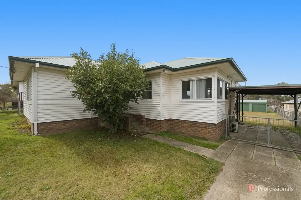 NORTH HILL LIVING - SPACIOUS FAMILY HOME WITH GREAT OUTDOOR ENTERTAINING
