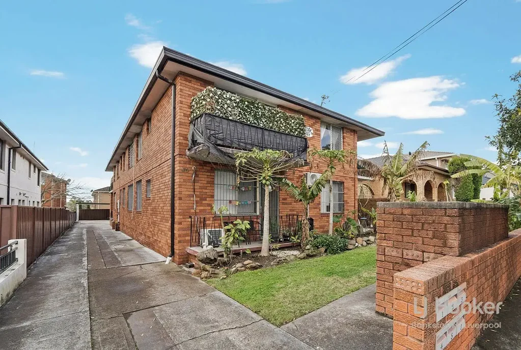 2-Bed Unit in Convenient Location!