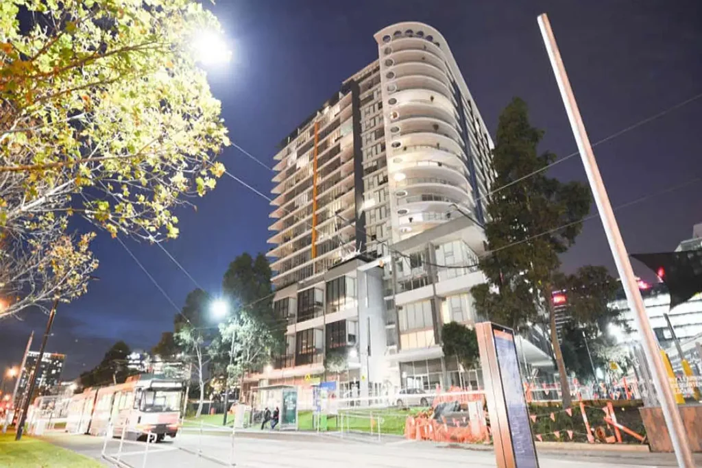 SPACIOUS 1 BEDROOM IN VILLAGE DOCKLANDS