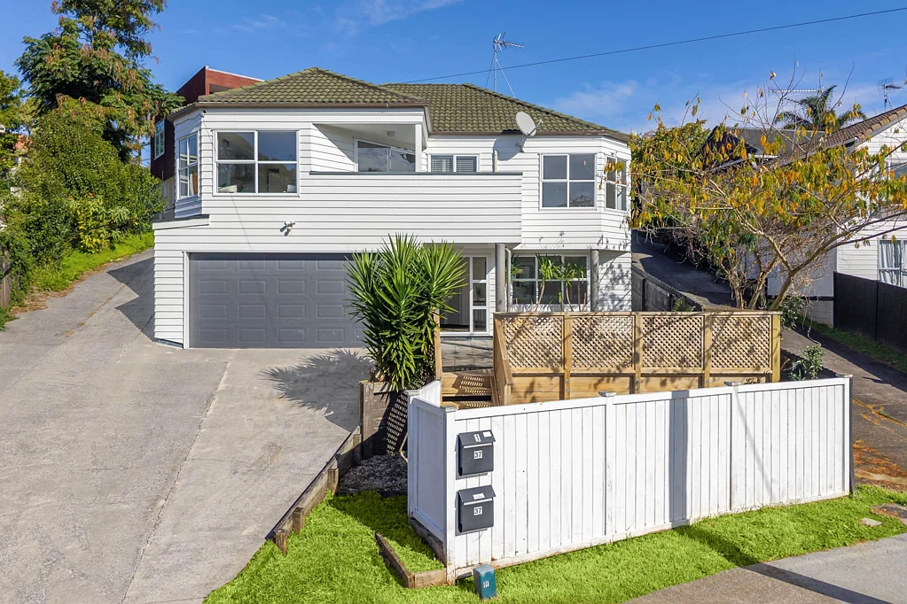 Remuera 3房 地势较高×黄金地段，阳光住宅，尽享朝霞余晖，名校环伺，拎包入住！ Elevated, Sun-Soaked Home in Prime Remuera