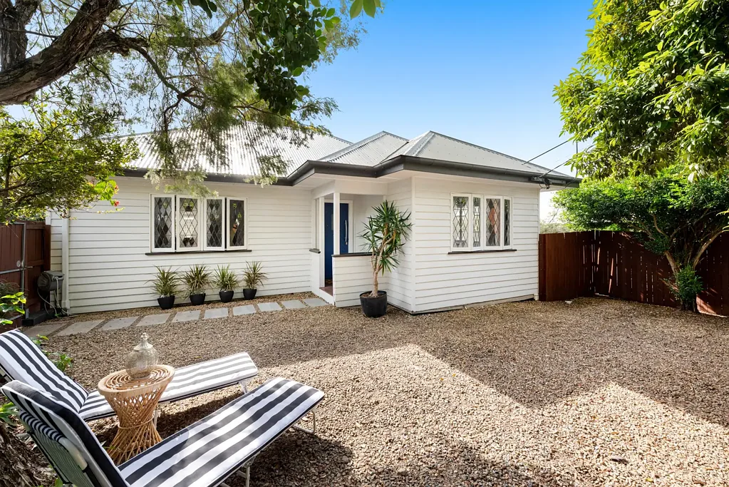 Alderley 3Phòng ngủ Offers closing 2pm 1st of July - Guide Price $1.25 plus. BTW There is a brand new roof!
